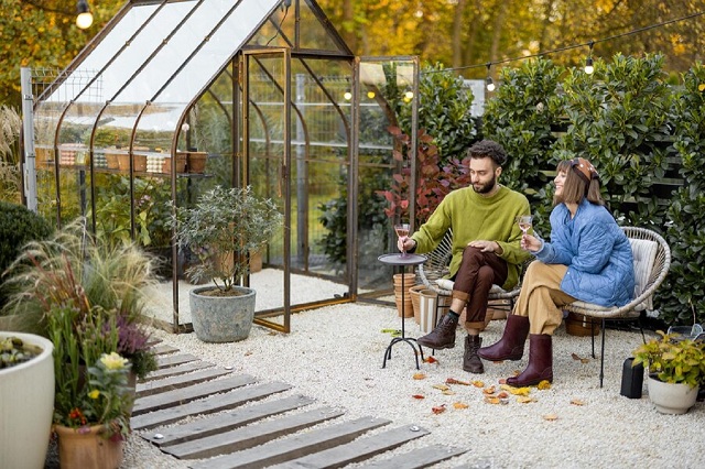 jeune couple passe une soirée romantique dans un jardin aménagé